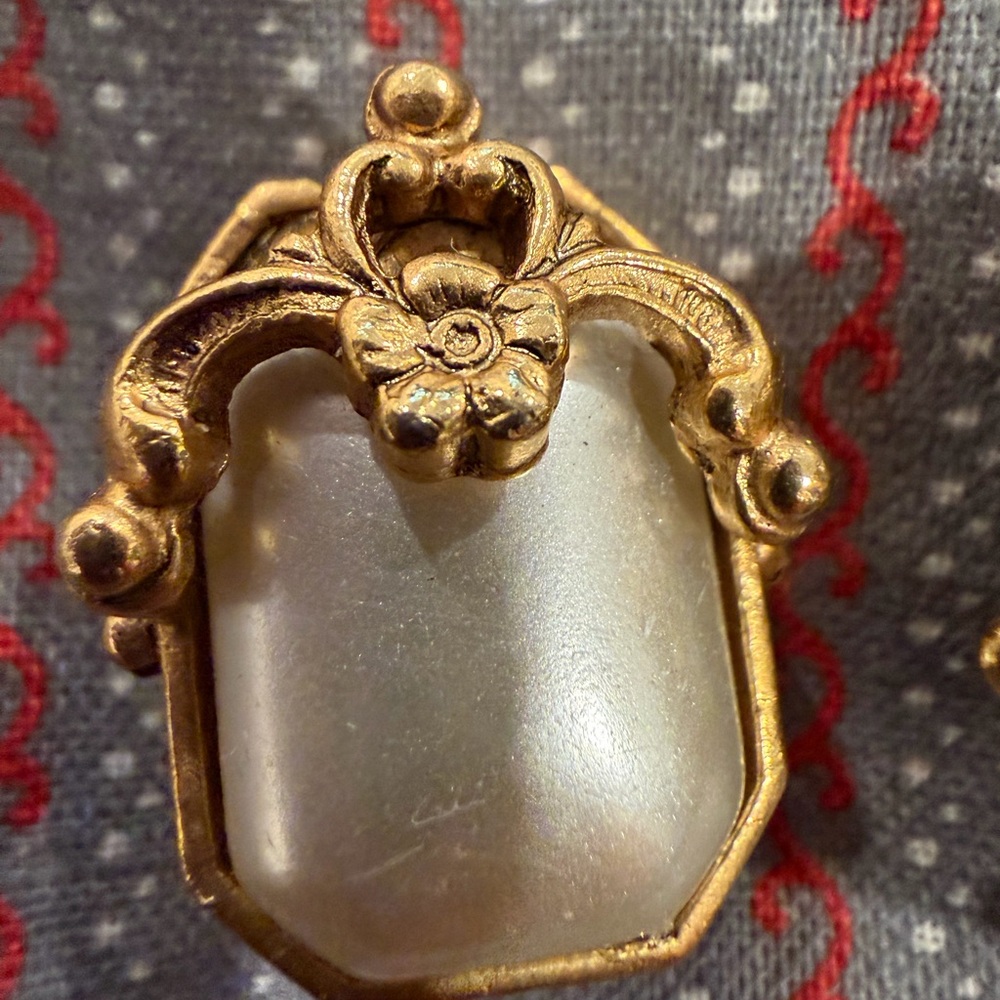 Vintage Gold-Tone Pearl Octagon Earrings - Classic Feminine Style - Picture 3 of 5